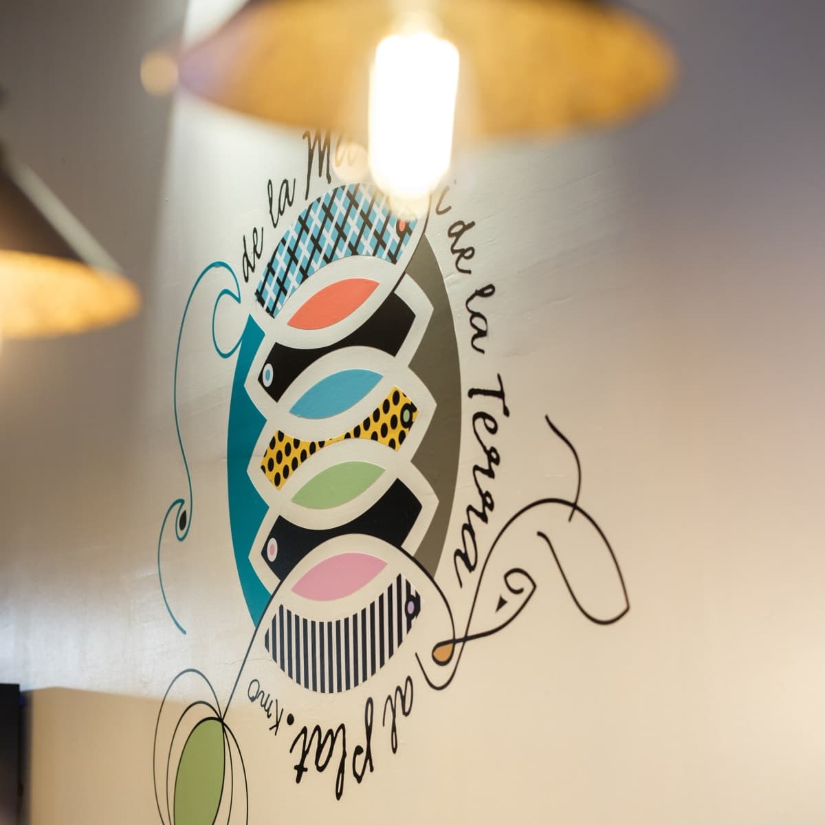 El logo de La Subhasta pintat en la paret.