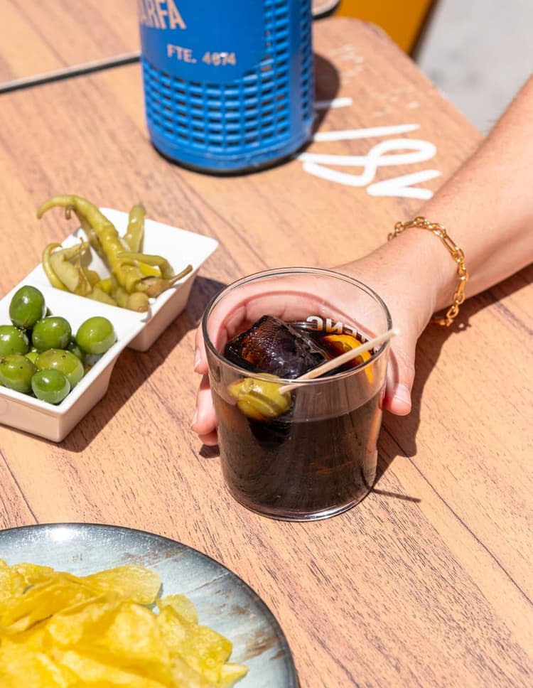 Un còctel amb gel i una oliva.